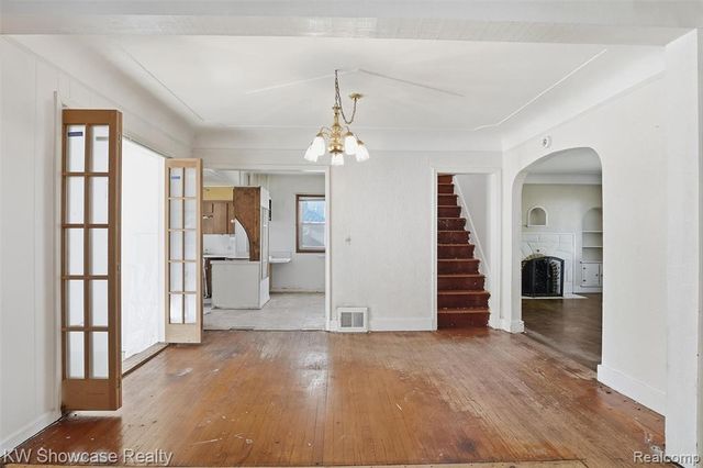 75 Preston Avenue, Waterford, MI 48328
