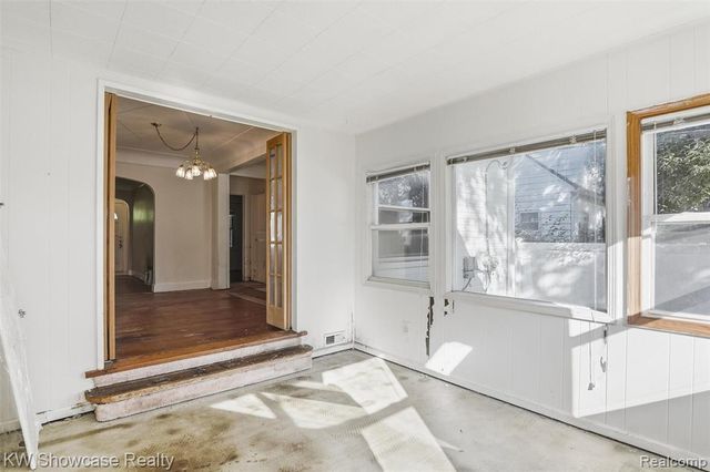 75 Preston Avenue, Waterford, MI 48328