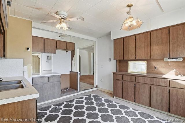 75 Preston Avenue, Waterford, MI 48328