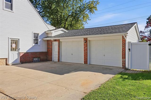 75 Preston Avenue, Waterford, MI 48328