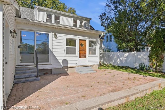 75 Preston Avenue, Waterford, MI 48328