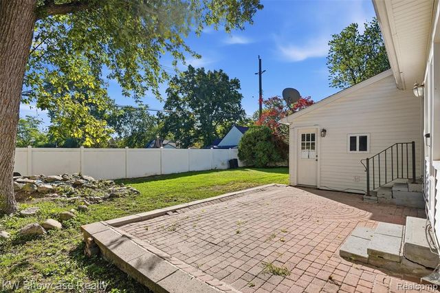 75 Preston Avenue, Waterford, MI 48328