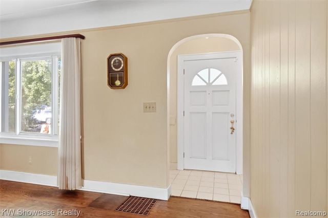 75 Preston Avenue, Waterford, MI 48328