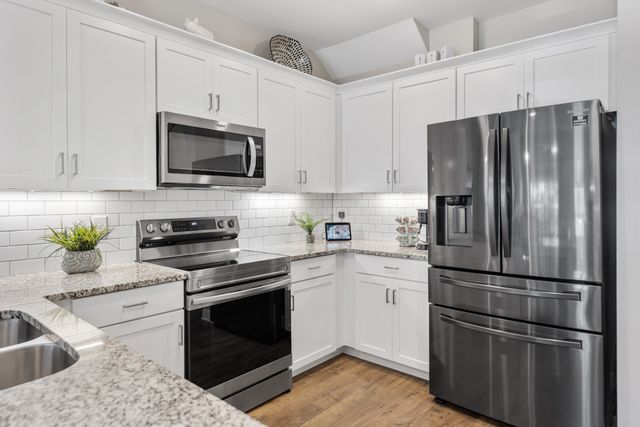1022 Emery Bay Cir, Hendersonville, TN 37075