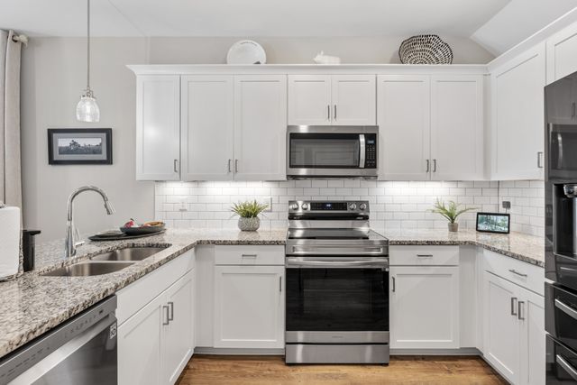1022 Emery Bay Cir, Hendersonville, TN 37075