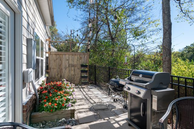 1022 Emery Bay Cir, Hendersonville, TN 37075