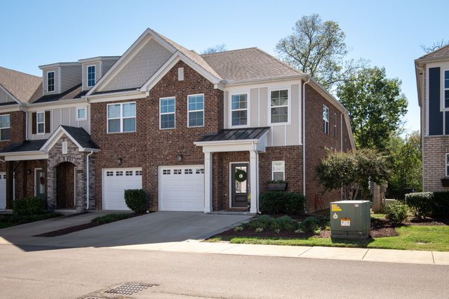 1022 Emery Bay Cir, Hendersonville, TN 37075