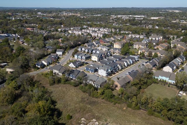 1022 Emery Bay Cir, Hendersonville, TN 37075