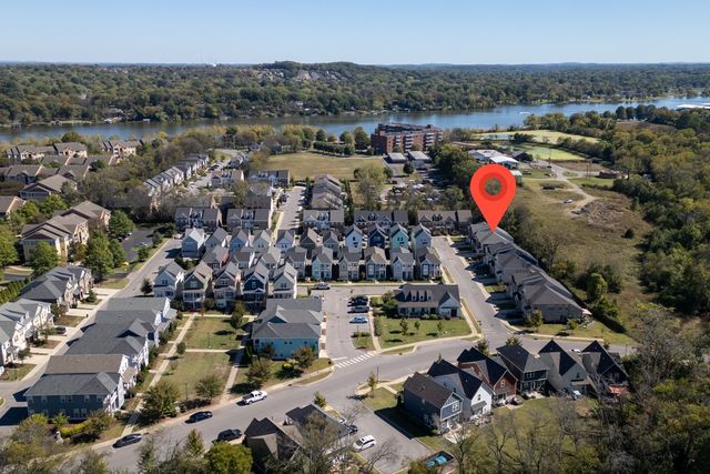 1022 Emery Bay Cir, Hendersonville, TN 37075