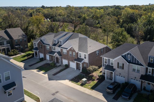 1022 Emery Bay Cir, Hendersonville, TN 37075