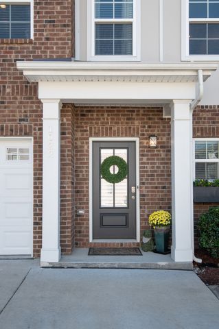1022 Emery Bay Cir, Hendersonville, TN 37075