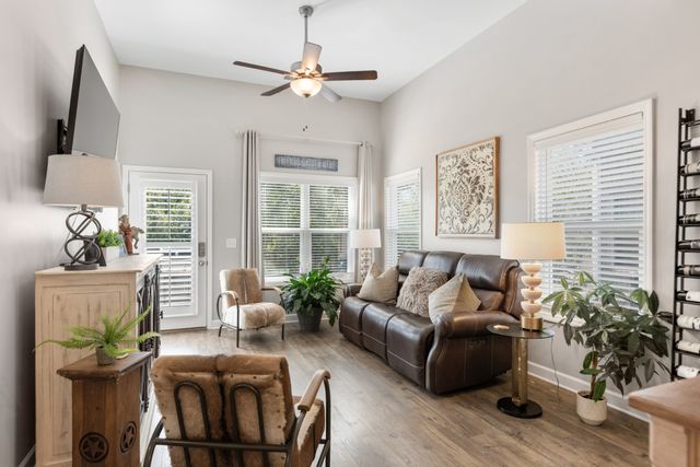 1022 Emery Bay Cir, Hendersonville, TN 37075