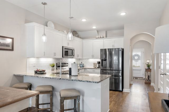 1022 Emery Bay Cir, Hendersonville, TN 37075