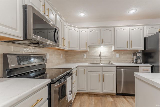 8177 Cobblestone Court, Newburgh, IN 47630