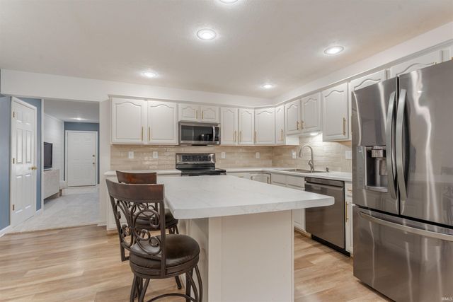 8177 Cobblestone Court, Newburgh, IN 47630