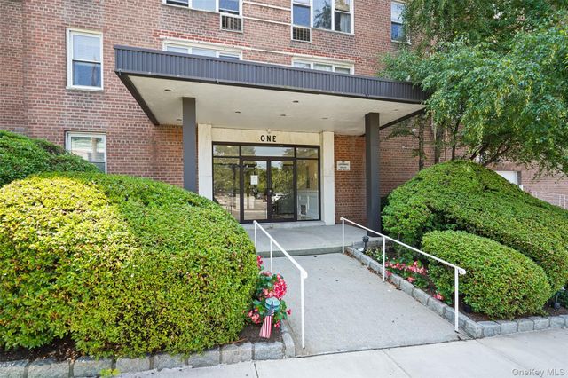 1 Oakridge Place 4L, Eastchester, NY 10709