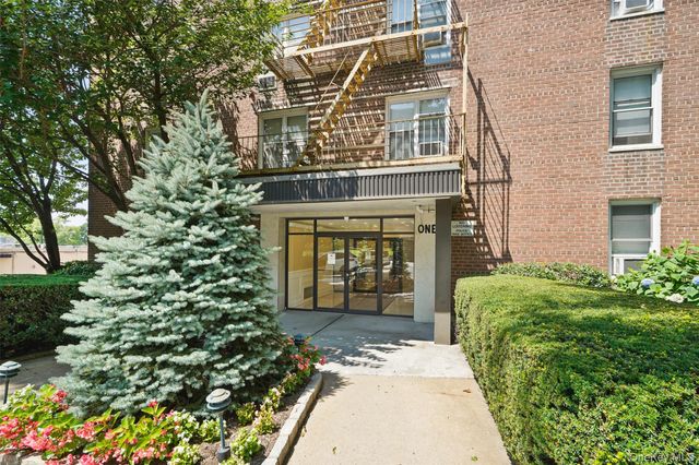 1 Oakridge Place 4L, Eastchester, NY 10709