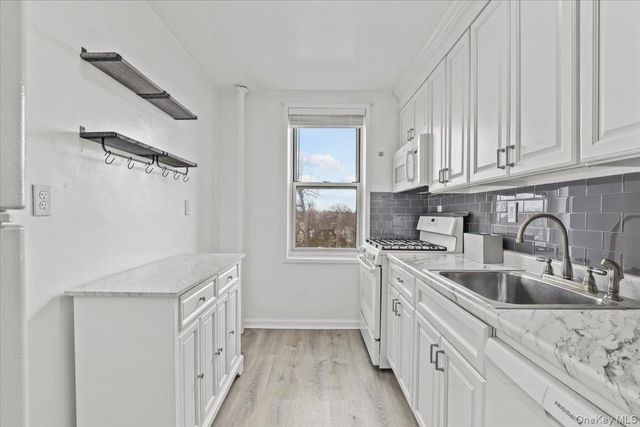 1 Oakridge Place 4L, Eastchester, NY 10709