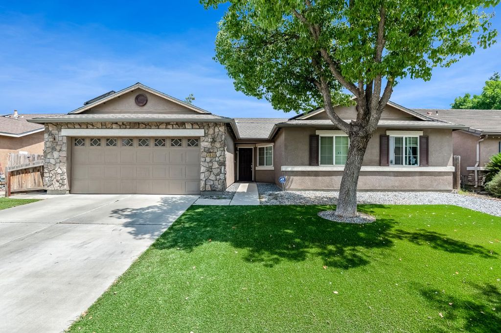 Image 1 of property listing at 4830 W Nellis Avenue, Visalia, CA 93277