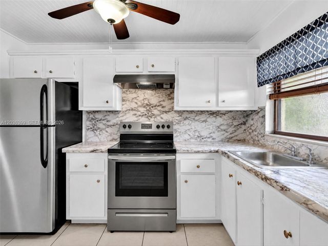 8902 Palm Tree Lane 8902, Pembroke Pines, FL 33024