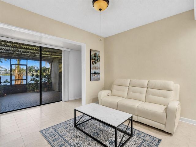 8902 Palm Tree Lane 8902, Pembroke Pines, FL 33024