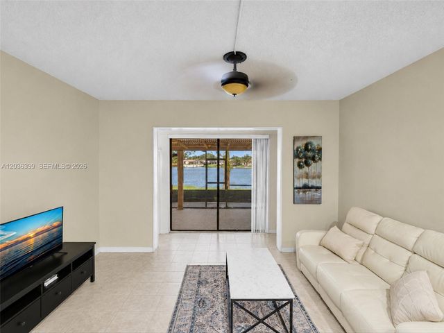 8902 Palm Tree Lane 8902, Pembroke Pines, FL 33024