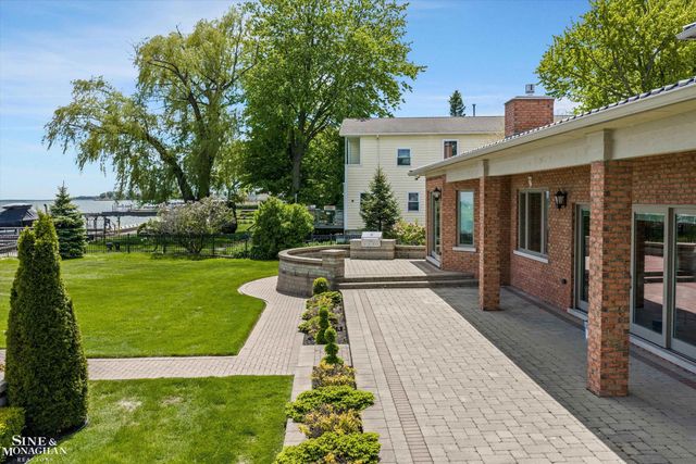 28908 Jefferson Avenue, Saint Clair Shores, MI 48081