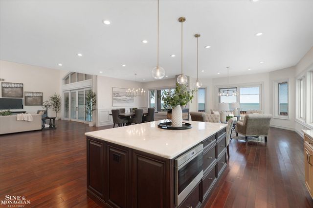 28908 Jefferson Avenue, Saint Clair Shores, MI 48081