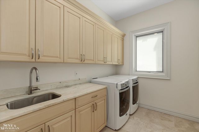 28908 Jefferson Avenue, Saint Clair Shores, MI 48081