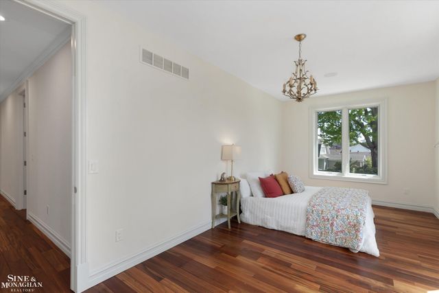 28908 Jefferson Avenue, Saint Clair Shores, MI 48081