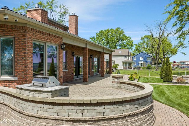 28908 Jefferson Avenue, Saint Clair Shores, MI 48081