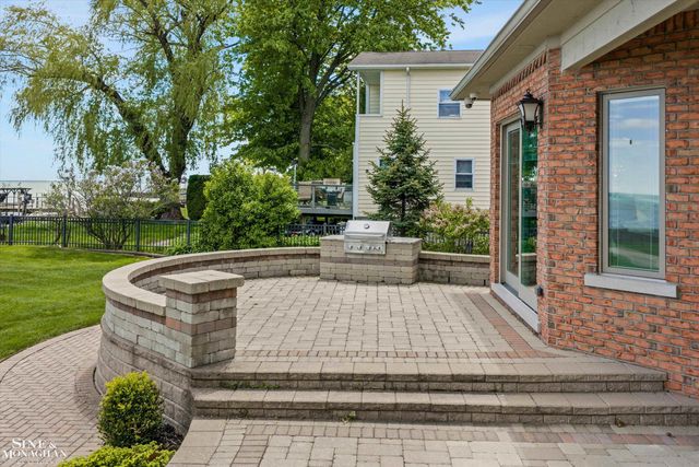 28908 Jefferson Avenue, Saint Clair Shores, MI 48081