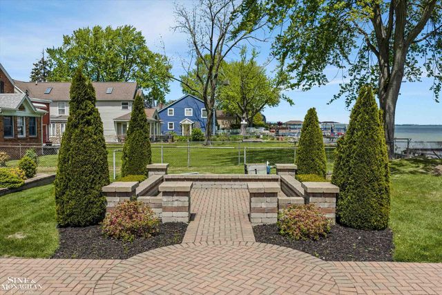 28908 Jefferson Avenue, Saint Clair Shores, MI 48081
