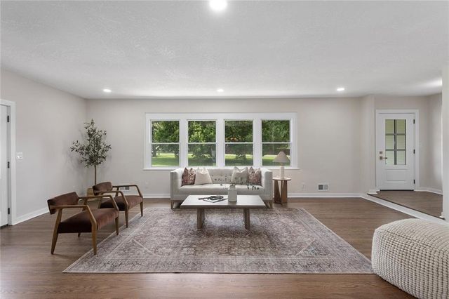 10505 W 49th Street, Shawnee, KS 66203
