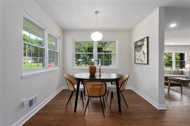 10505 W 49th Street, Shawnee, KS 66203