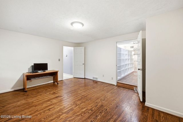 710 Daneshall Dr, Louisville, KY 40206