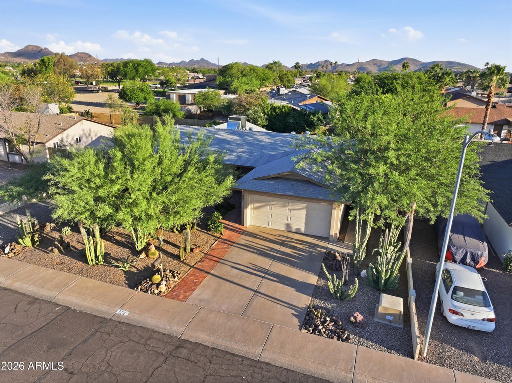 Image 1 of property listing at 801 W MICHELLE Drive, Phoenix, AZ 85023