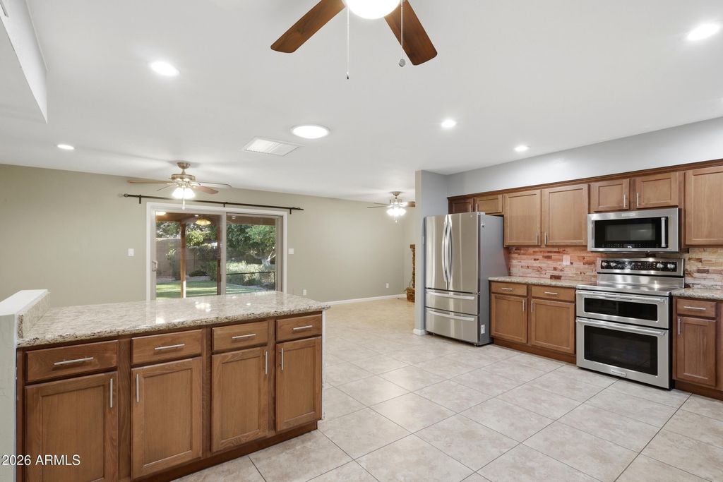 Image 10 of property listing at 801 W MICHELLE Drive, Phoenix, AZ 85023