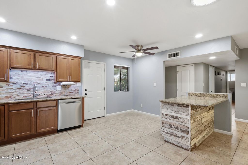 Image 11 of property listing at 801 W MICHELLE Drive, Phoenix, AZ 85023