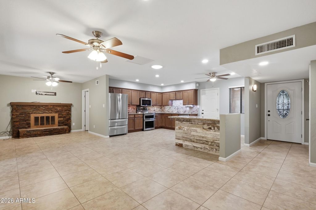 Image 12 of property listing at 801 W MICHELLE Drive, Phoenix, AZ 85023