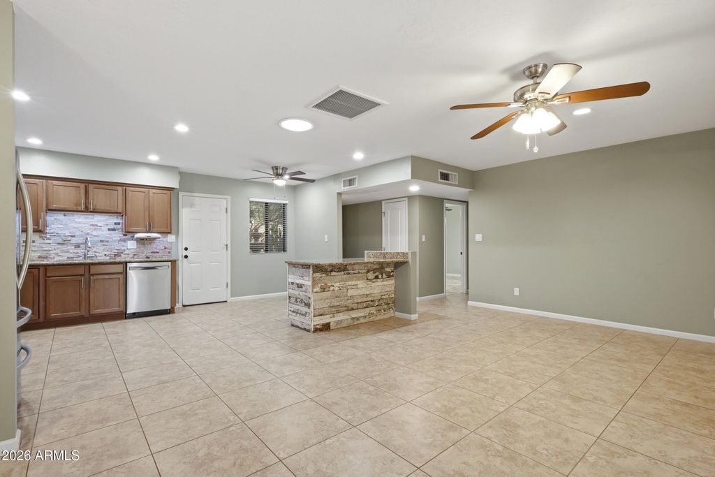 Image 13 of property listing at 801 W MICHELLE Drive, Phoenix, AZ 85023