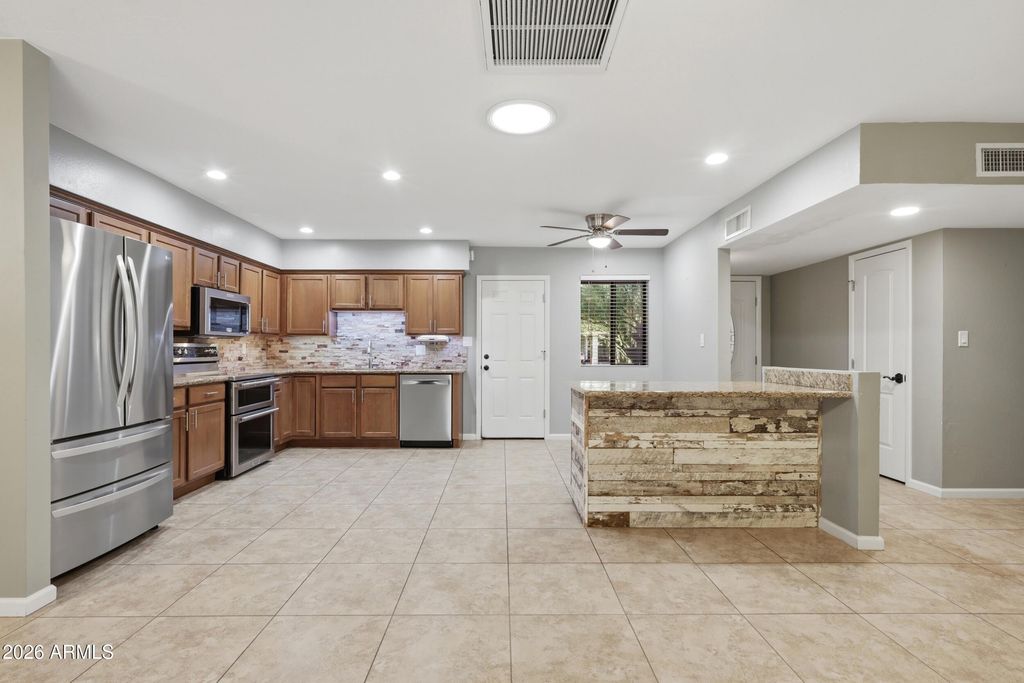 Image 14 of property listing at 801 W MICHELLE Drive, Phoenix, AZ 85023