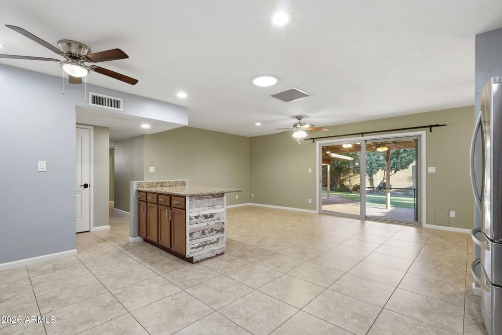 Image 15 of property listing at 801 W MICHELLE Drive, Phoenix, AZ 85023