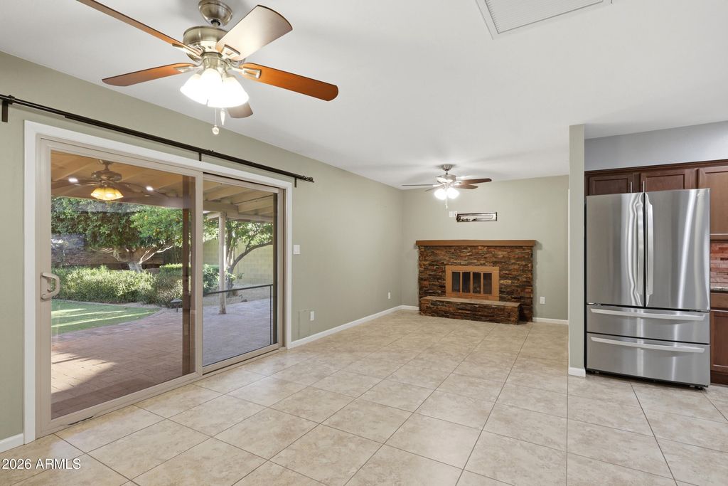 Image 16 of property listing at 801 W MICHELLE Drive, Phoenix, AZ 85023