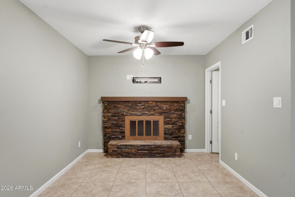 Image 17 of property listing at 801 W MICHELLE Drive, Phoenix, AZ 85023