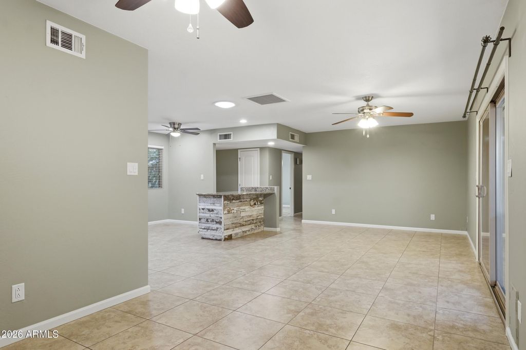 Image 19 of property listing at 801 W MICHELLE Drive, Phoenix, AZ 85023