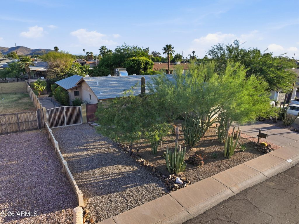 Image 2 of property listing at 801 W MICHELLE Drive, Phoenix, AZ 85023
