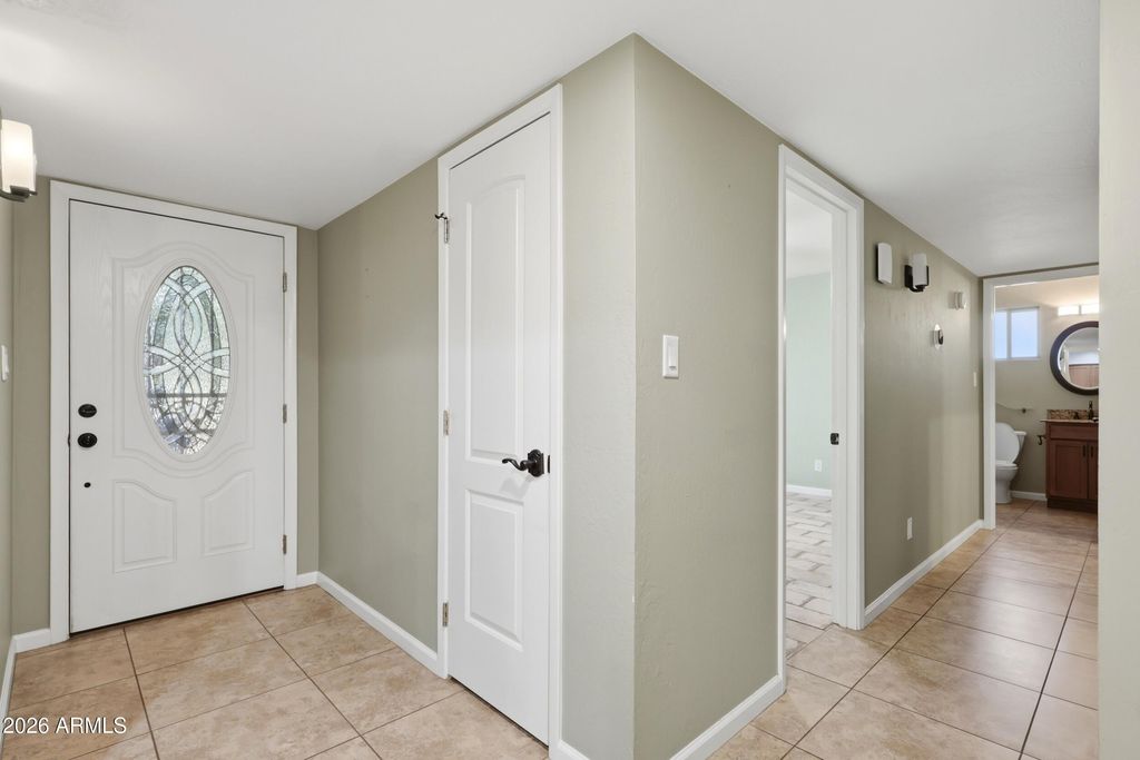 Image 20 of property listing at 801 W MICHELLE Drive, Phoenix, AZ 85023