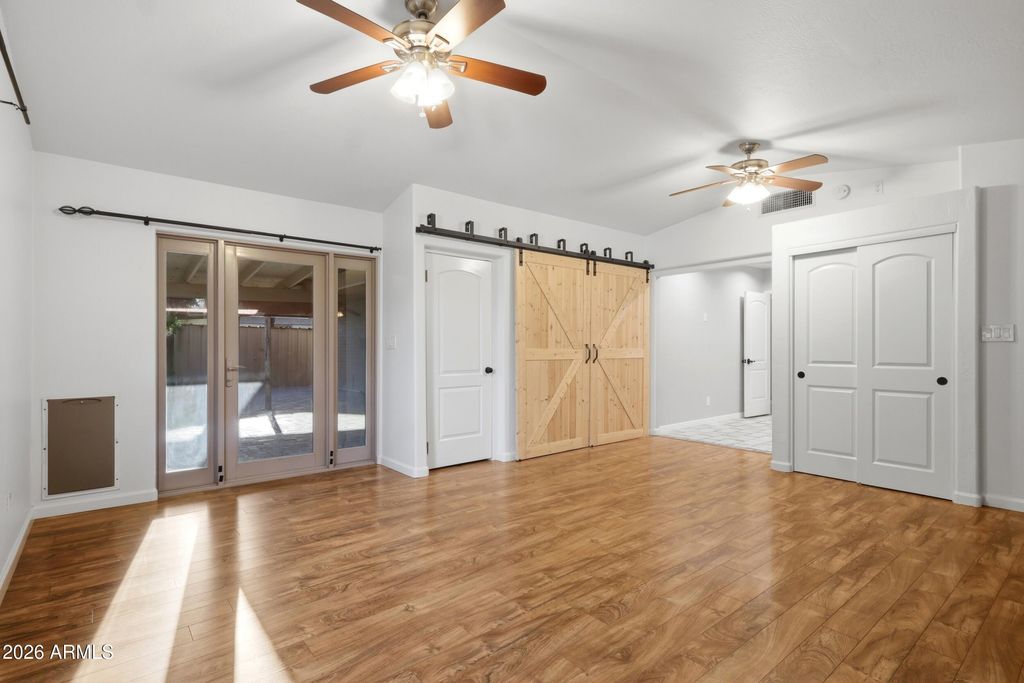 Image 21 of property listing at 801 W MICHELLE Drive, Phoenix, AZ 85023