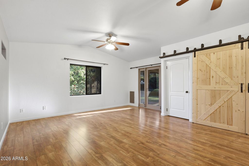 Image 22 of property listing at 801 W MICHELLE Drive, Phoenix, AZ 85023
